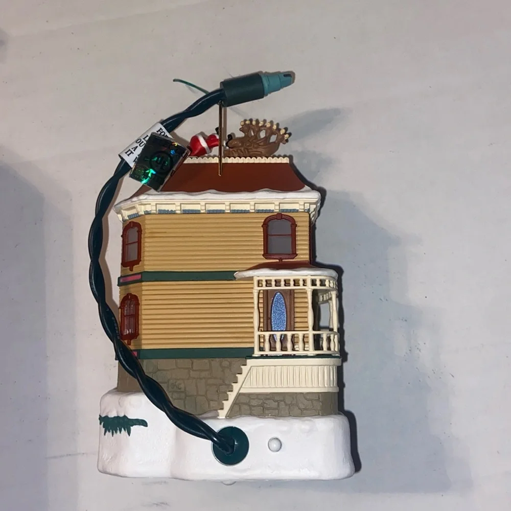 Vintage 2001 Up on the Housetop Magic Hallmark Keepsake Ornament